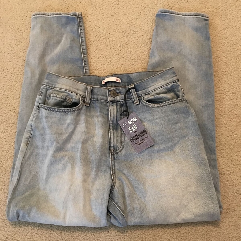 SO "The Mom Jean" distressed light wash jeans - womens 9, NWT